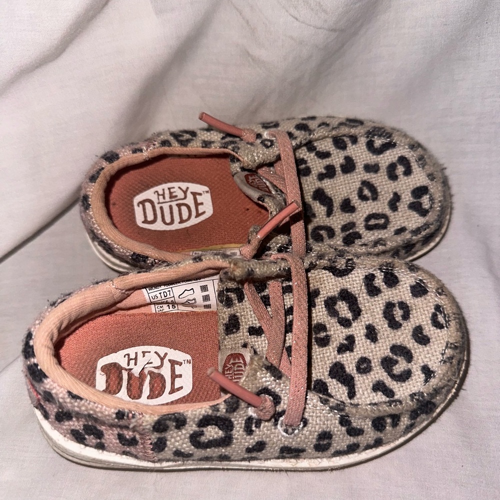 Size 6 Toddler hey dudes